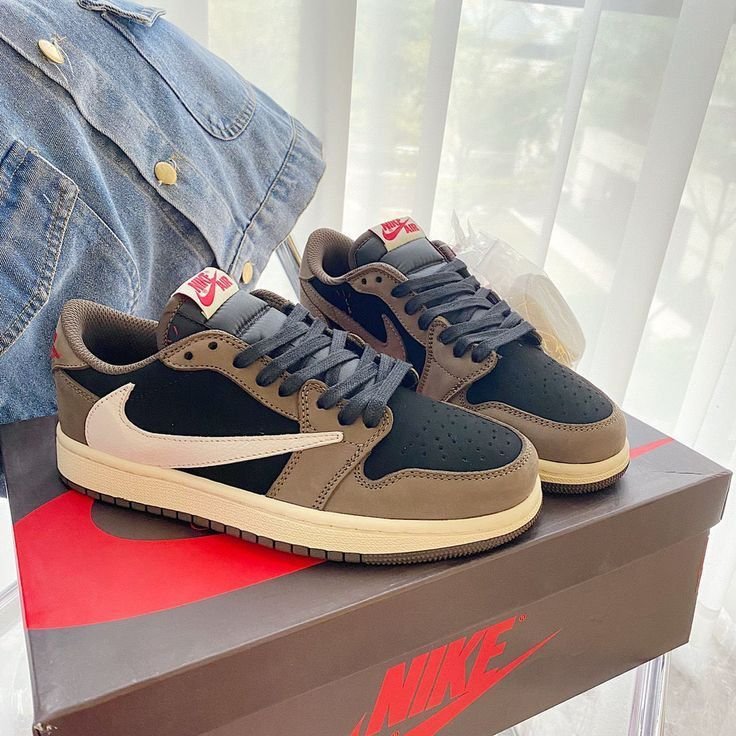 Nike Travis Scott x Air Jordan 1 Low OG SP 'Dark Mocha' – Image 2